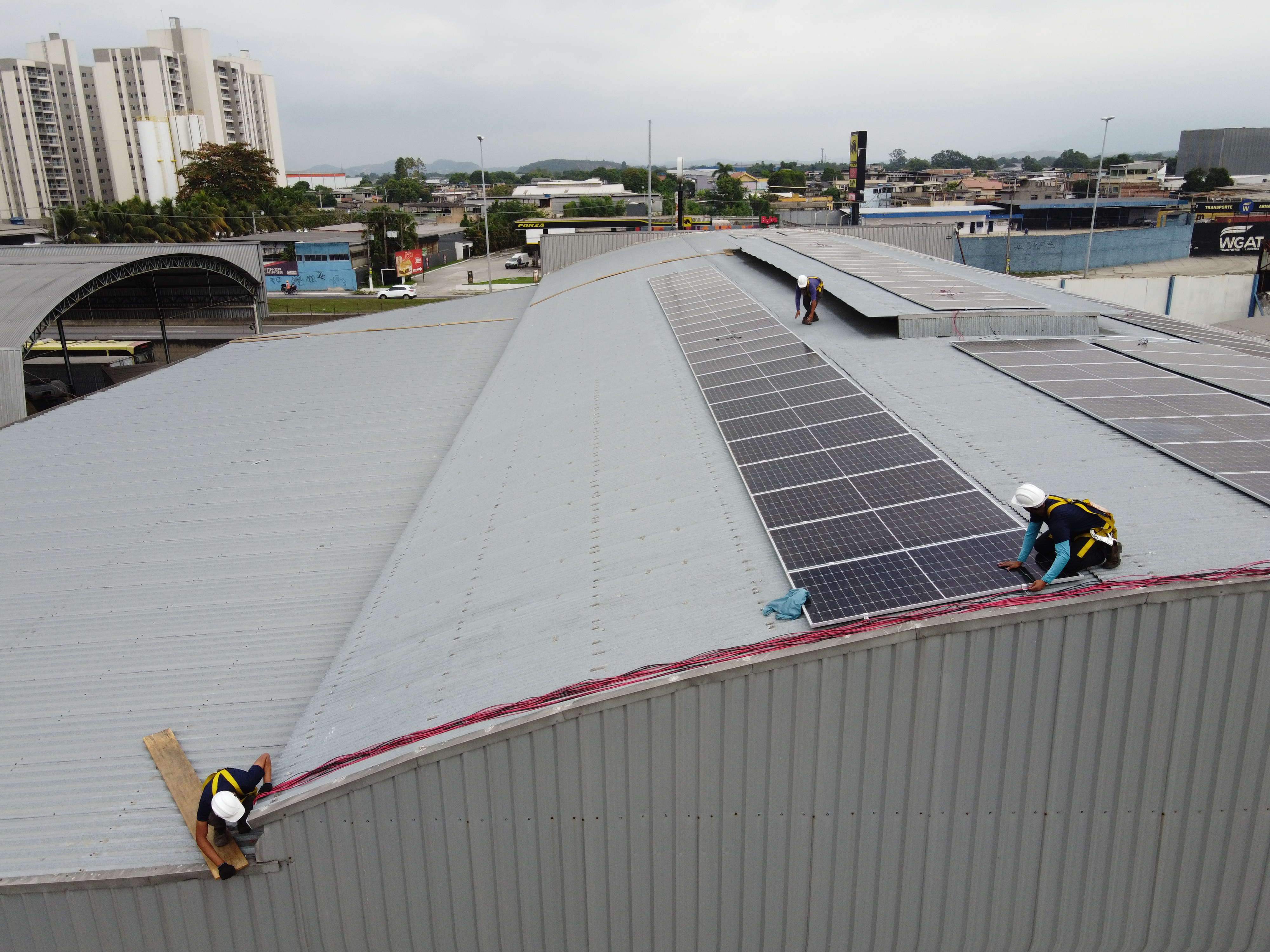 Iluminação pública, engenharia civil e energia solar em obra